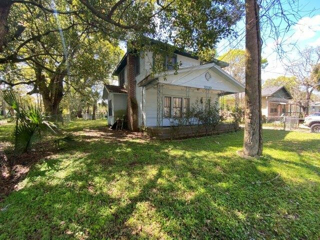 A run down house with foundation issues in a neighborhood of Jacksonville Florida.