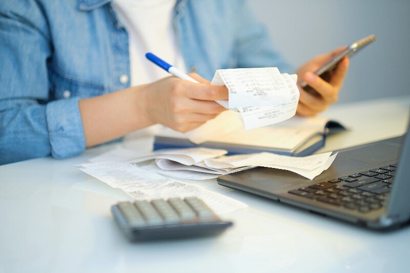 A homeowner calculating the cost of living in Memphis, Tennessee.