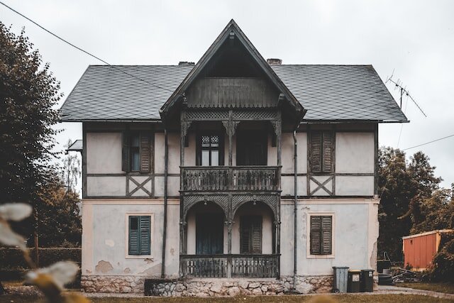 Old house in need of repairs to the exterior.