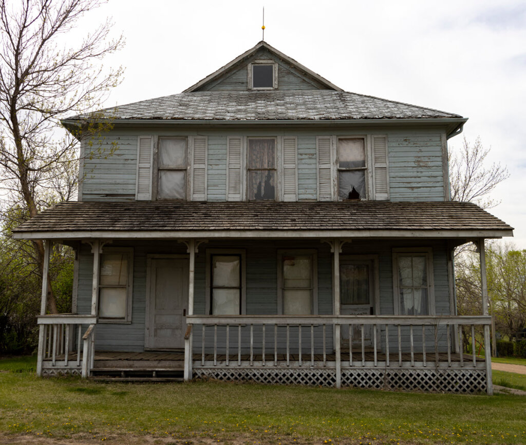 we buy ugly houses-us direct home buyers-abandoned house