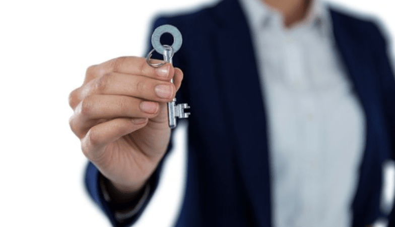 Benefits of Hiring An Agent Over An FSBO- Agent holding key