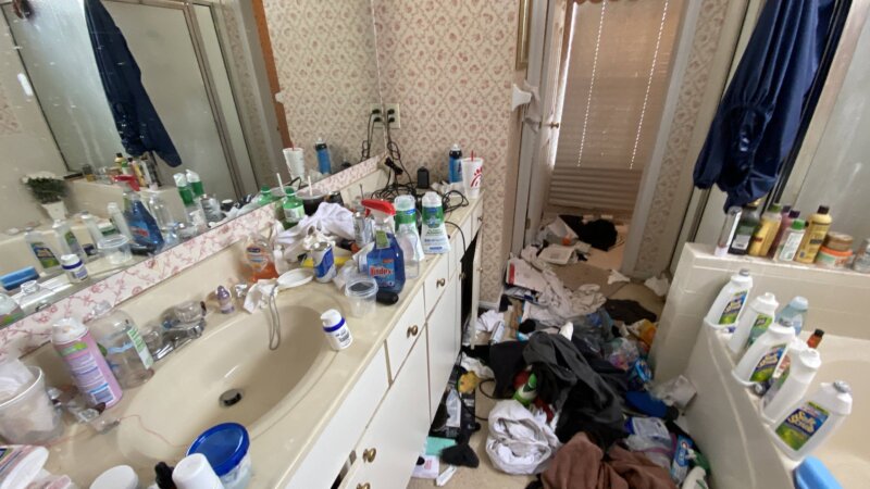 Tips For Decluttering Your Home Before It Goes On The MLS in Cincinnati- Messy Bath