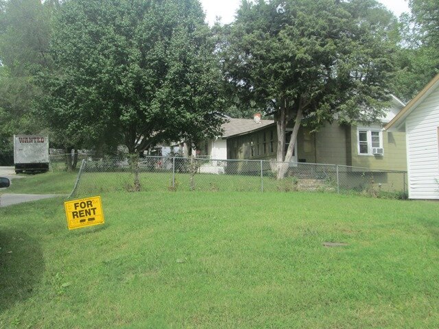 for rent sign in yard when real estate agent cannot sell house in kansas city