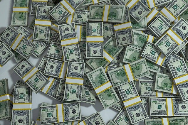 A pile of $100, symbolizing accepting a cash offer on your South Carolina house.