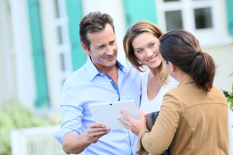 a couple talking with a cash buyer to see how to sell my house fast in houston