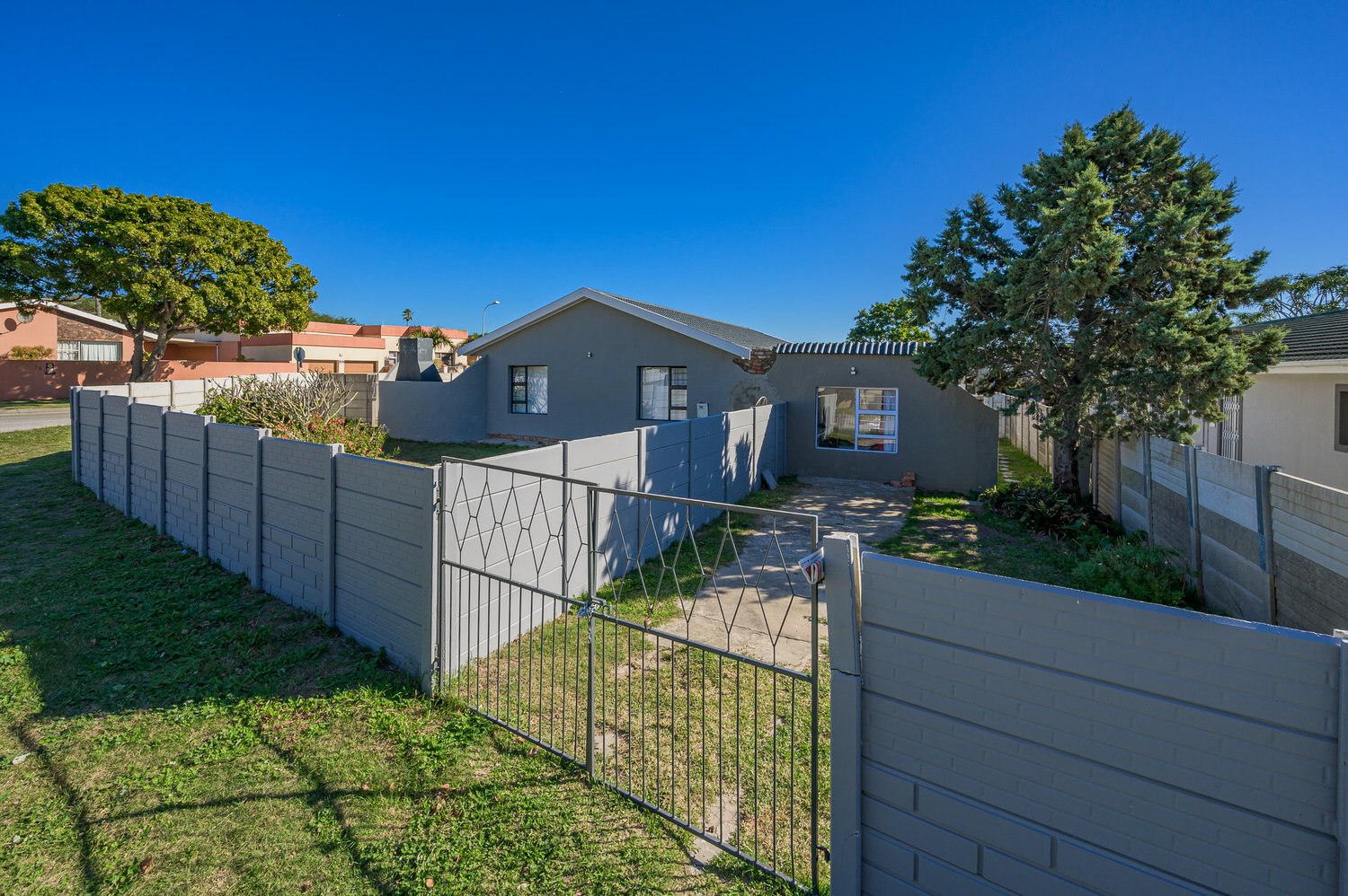 3 Bedroom House for Sale in Charlo, PortElizabeth Louw Lochner