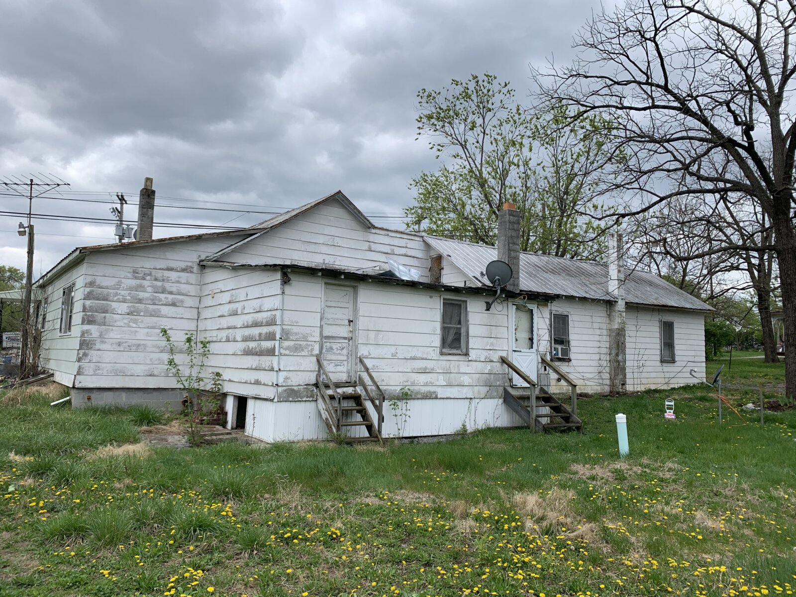 Cash flowing Duplex with Two Vacant Mobile Home Spots 6 mins from