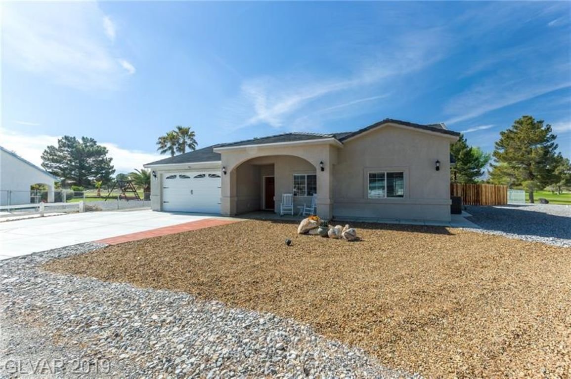 Pahrump Ranch Home Christianne Yates with Platinum R.E