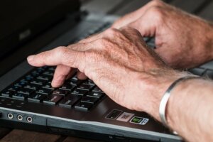 Seniors can sell their house for cash when downsizing for less inconvenience