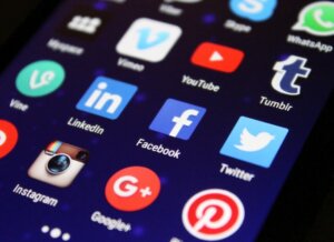 Using online social media platform to advertise your house for sale