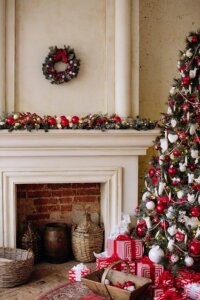 Avoid excessive decorations when selling your house during the holidays