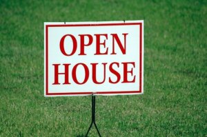 Hosting an open house when selling home in Tucson