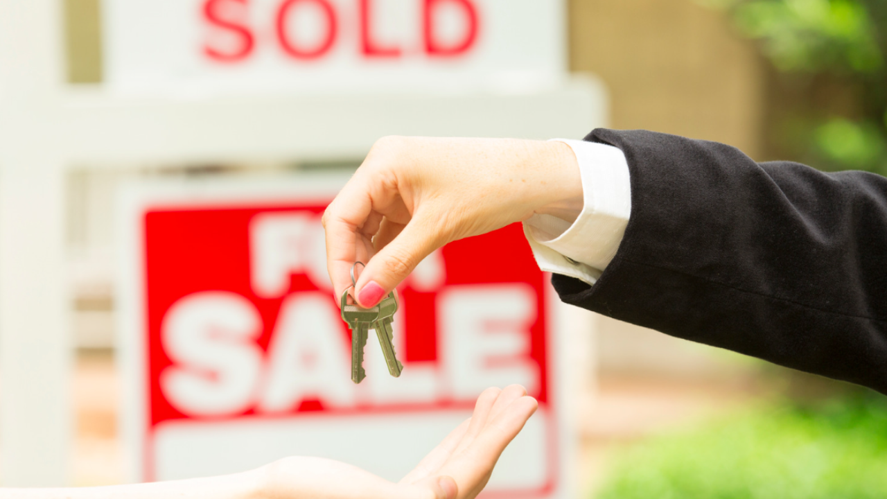 Realtor discussing commission costs with Texas homeowners