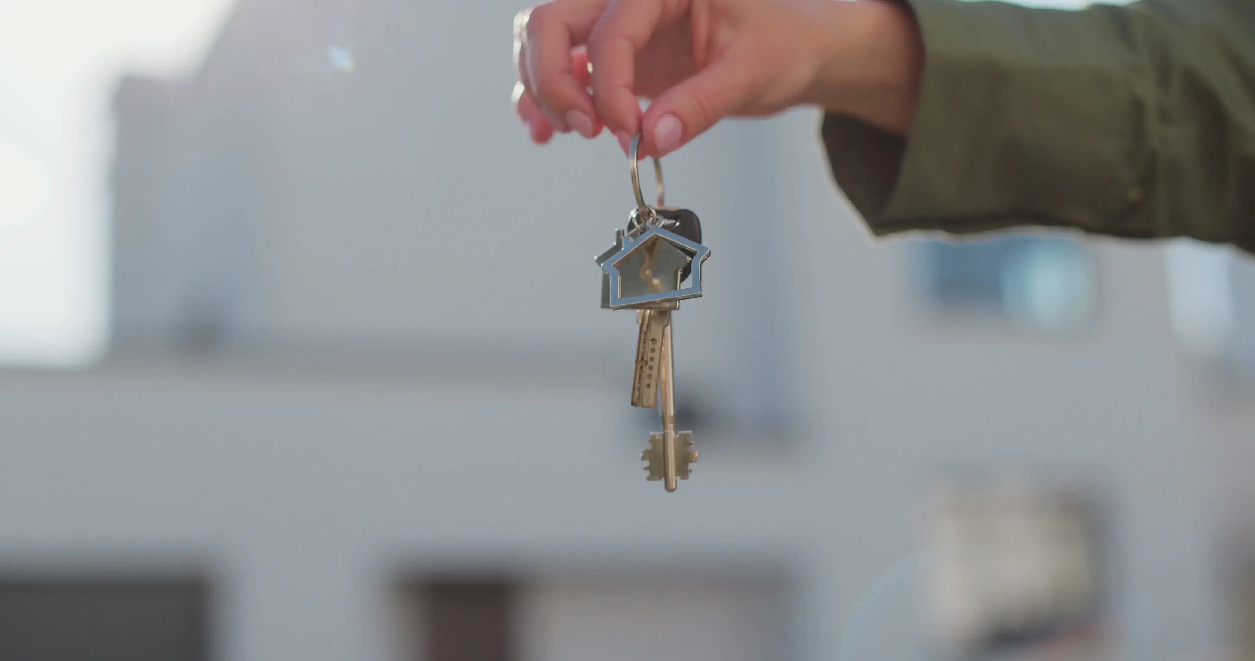 sell-my-house-fast-palm-beach-fl-1-with-house-shaped-keychain-and-keys-representing-a-quick-home-sale.