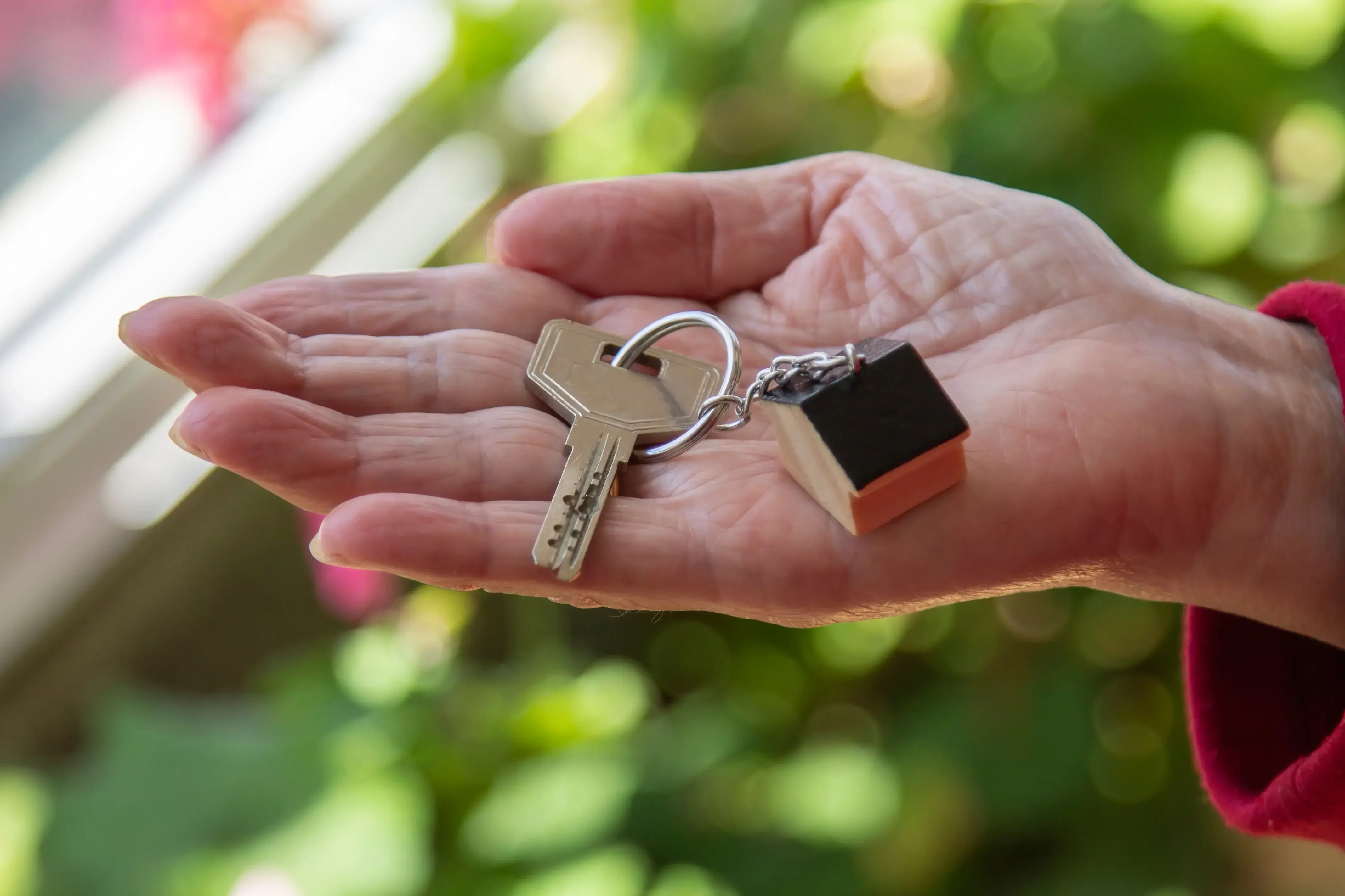 sell-my-house-fast-palm-beach-fl-3-with-keys-and-miniature-home-representing-an-as-is-sale-option.