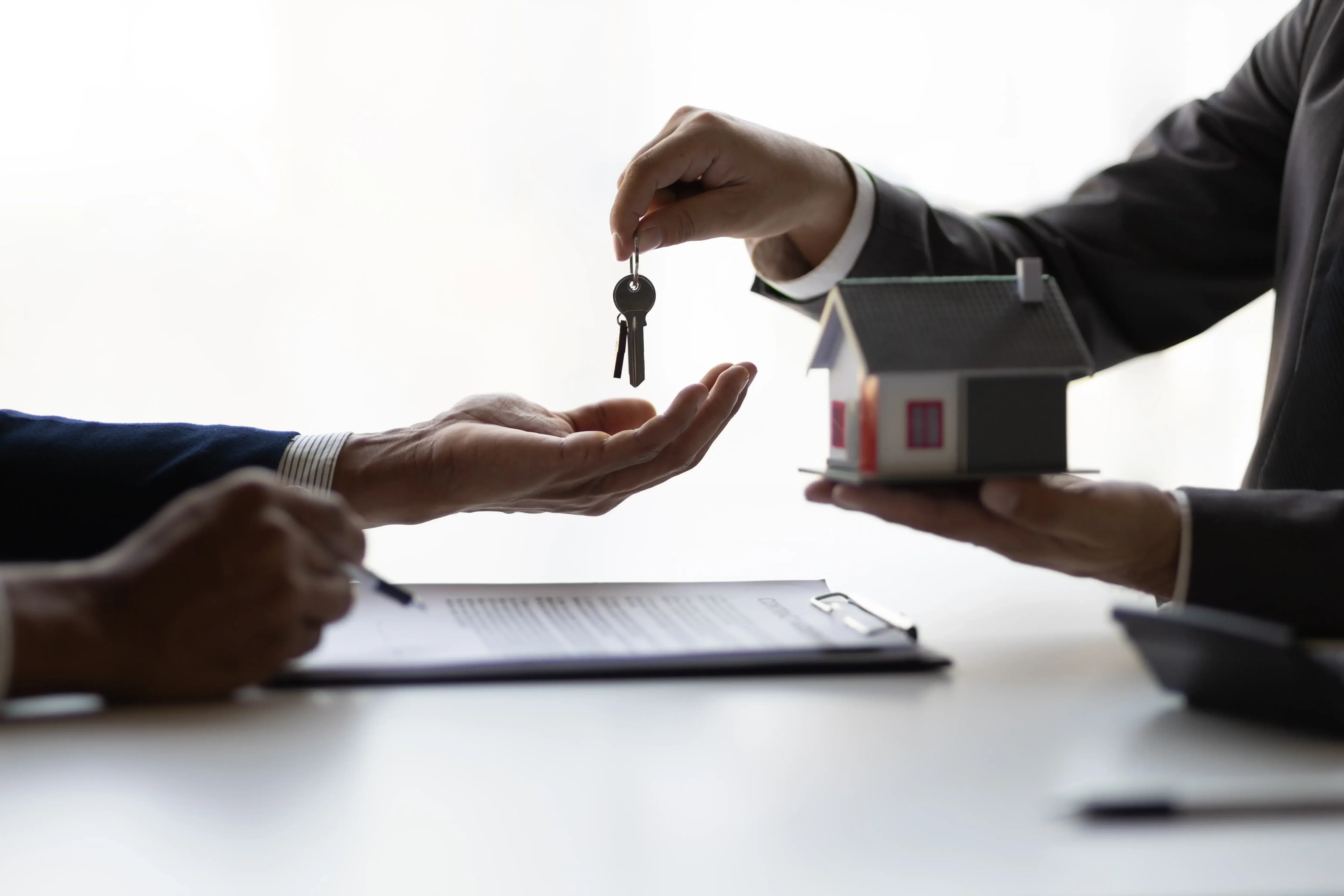 sell-my-house-fast-palm-beach-fl-4-with-key-handover-during-closing-representing-a-quick-property-sale.