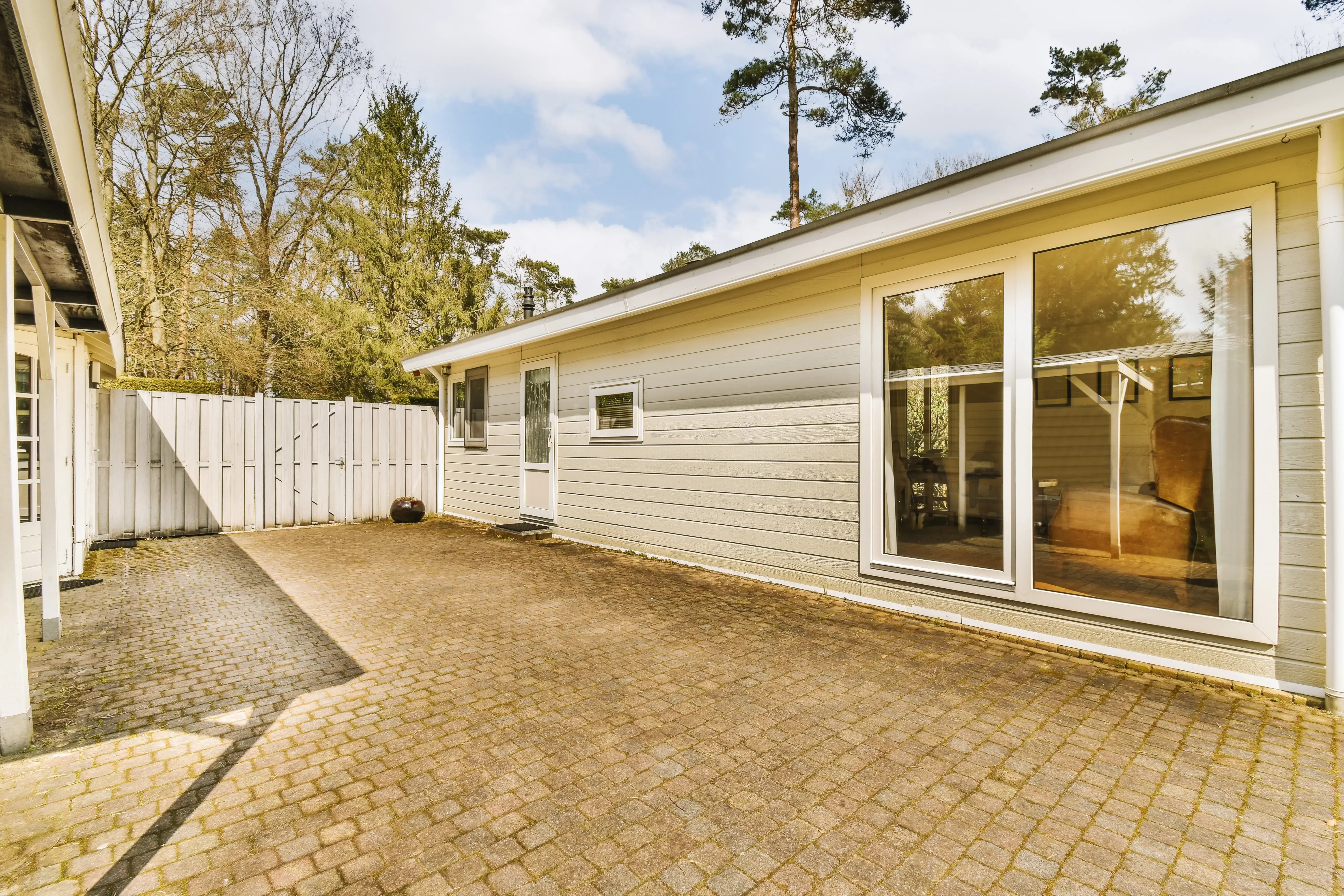 sell-my-house-fast-palm-beach-fl-6-showing-a-single-story-home-exterior-ready-for-a-fast-sale.