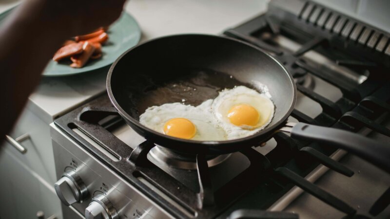 gas-stove-cooking-in-austin-apartment