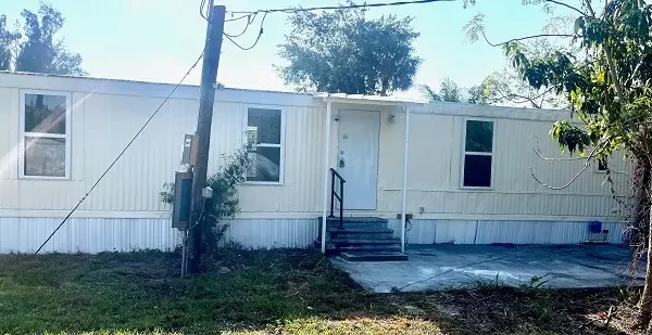 Mobile home buyers FORT MYERS FL – exterior of manufactured home with yard