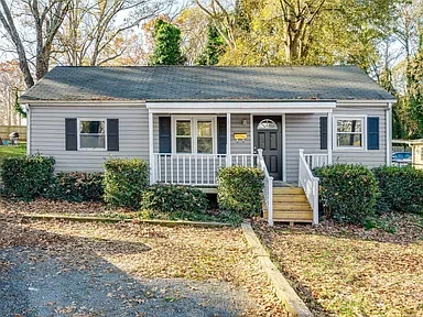 Front of clean home in Mount Holly, NC