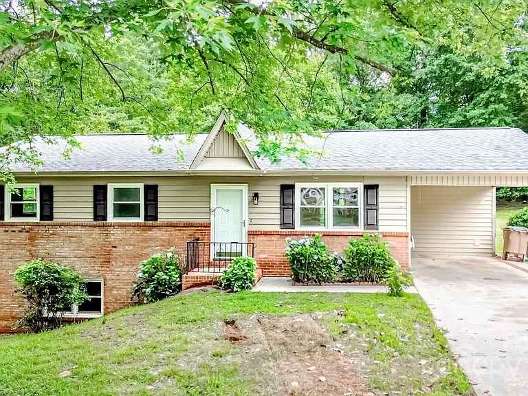 Front of clean home in Shelby, NC